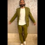 Farhan Akhtar Instagram – Live in Olive .. #aboutlastnight #delhi #farhanlive 🤘🏽 Gig pictures to follow .. 

Suit @khhouseofkhaddar
Shoes @louboutinworld
Stylist @divyakdsouza 
Asst Stylist @khushi46