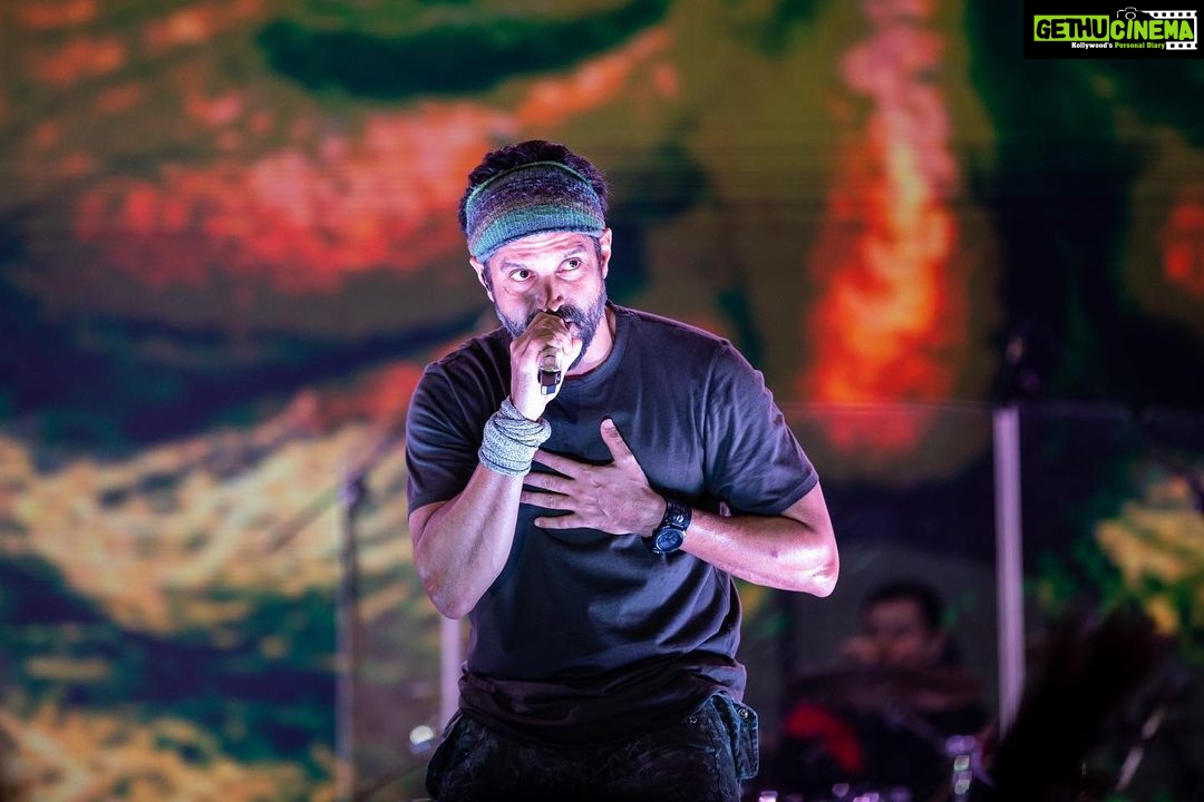 Farhan Akhtar Instagram - Thank you Bengaluru .. not enough can be said about just how awesome you were last night. Big big hug. See you next time ❤️ 📸 @akhileshganatraphotography @farhanliveofficial #bollyboomtour #musiclove #giglife