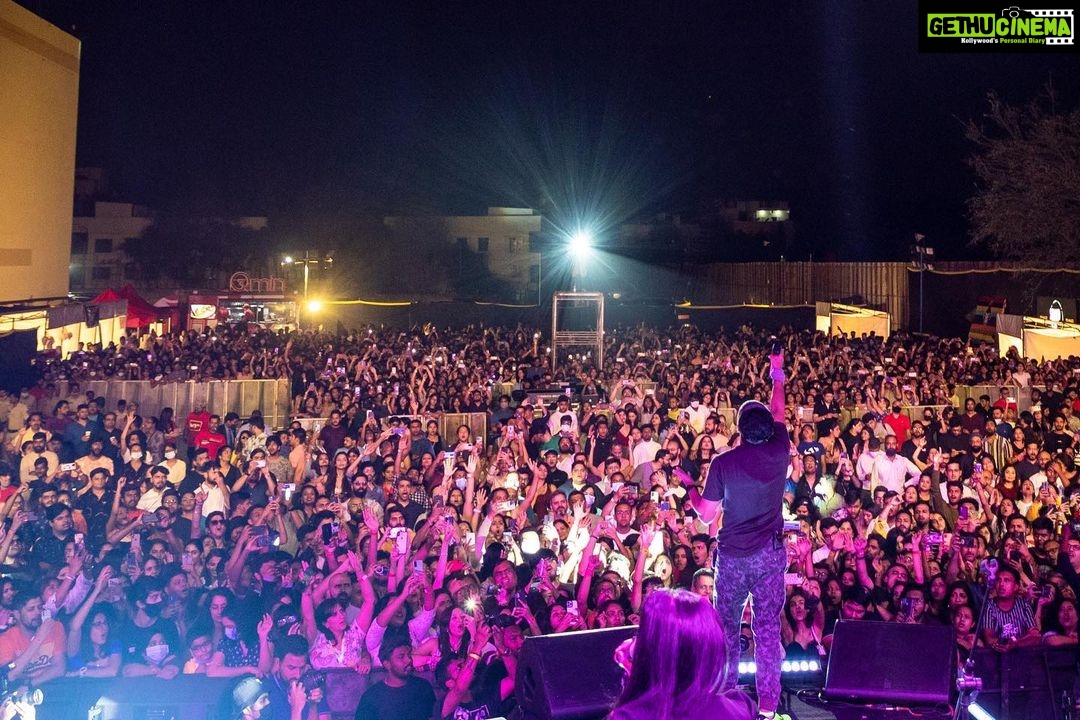 Farhan Akhtar Instagram - Thank you Bengaluru .. not enough can be said about just how awesome you were last night. Big big hug. See you next time ❤️ 📸 @akhileshganatraphotography @farhanliveofficial #bollyboomtour #musiclove #giglife