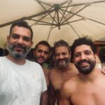 Farhan Akhtar Instagram – Buddy Buddy Baatein ☀️🌴🏖🏊🏼‍♂️

Have an awesome weekend .. #FarOutdoors #SemiCycos