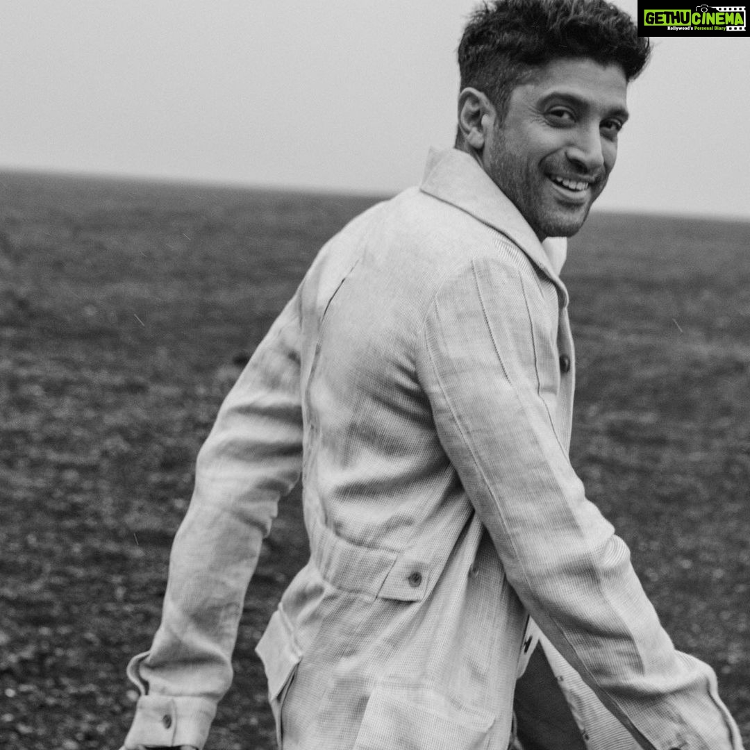 Farhan Akhtar Instagram - There’s a new sun coming out today saying goodbye to the night There’s a cool wind calling out your name saying everything’s gonna be alright Take my hand .. walk to the door Step on out into the light Feels like freedom Feels like freedom. #musing #FarOutdoors 📷 @errikosandreouphoto