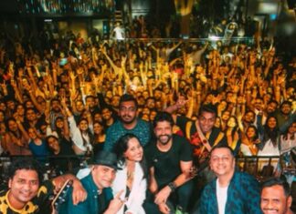 Farhan Akhtar Instagram - About last night. Thank you Pune .. you were AMAZING!! 🤘🏽🤘🏽🤘🏽🤘🏽❤️ farhanliveofficial #bollyboomindiatour #musiclove #giglife Images: @haintohhain 😊🙏🏽