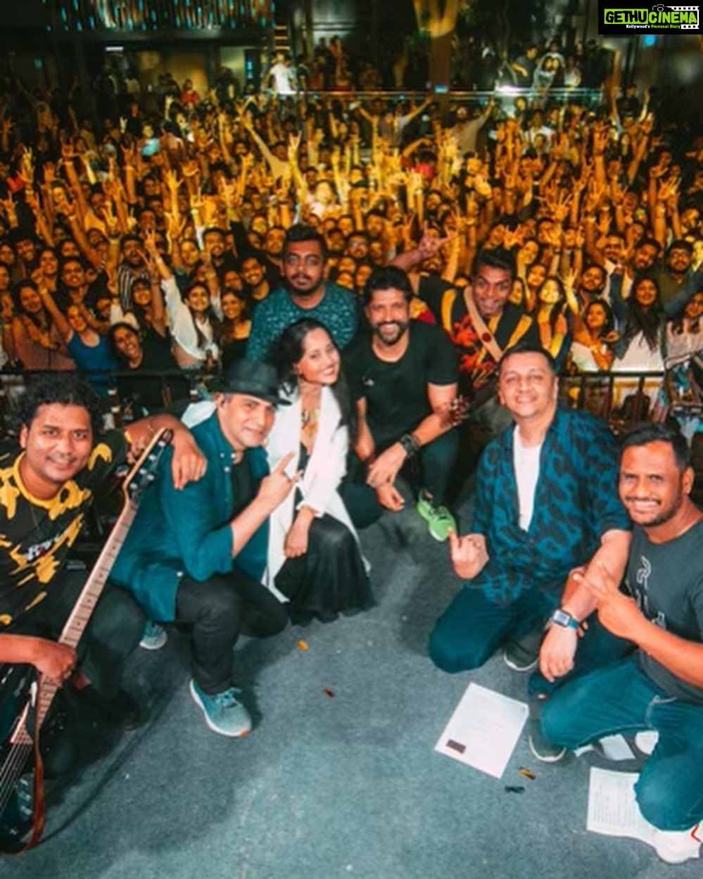 Farhan Akhtar Instagram - About last night. Thank you Pune .. you were AMAZING!! 🤘🏽🤘🏽🤘🏽🤘🏽❤️ farhanliveofficial #bollyboomindiatour #musiclove #giglife Images: @haintohhain 😊🙏🏽