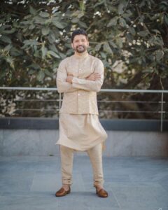 Farhan Akhtar Instagram - I do. @shibanidandekar ❤️

Thank you @sabyasachiofficial for giving my special day a unique golden touch like only you can. 😊❤️

Images - @sam_and_ekta 🙌🏽😊