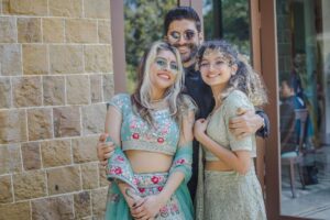 Farhan Akhtar Instagram - Friends. Family. Fun times. ☀️
@shibanidandekar ❤️

Images @sam_and_ekta 
Tuxedo @govindamehtaa