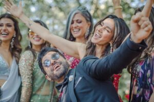 Farhan Akhtar Instagram - Friends. Family. Fun times. ☀️
@shibanidandekar ❤️

Images @sam_and_ekta 
Tuxedo @govindamehtaa