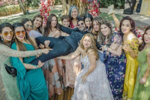 Farhan Akhtar Instagram - Friends. Family. Fun times. ☀️
@shibanidandekar ❤️

Images @sam_and_ekta 
Tuxedo @govindamehtaa