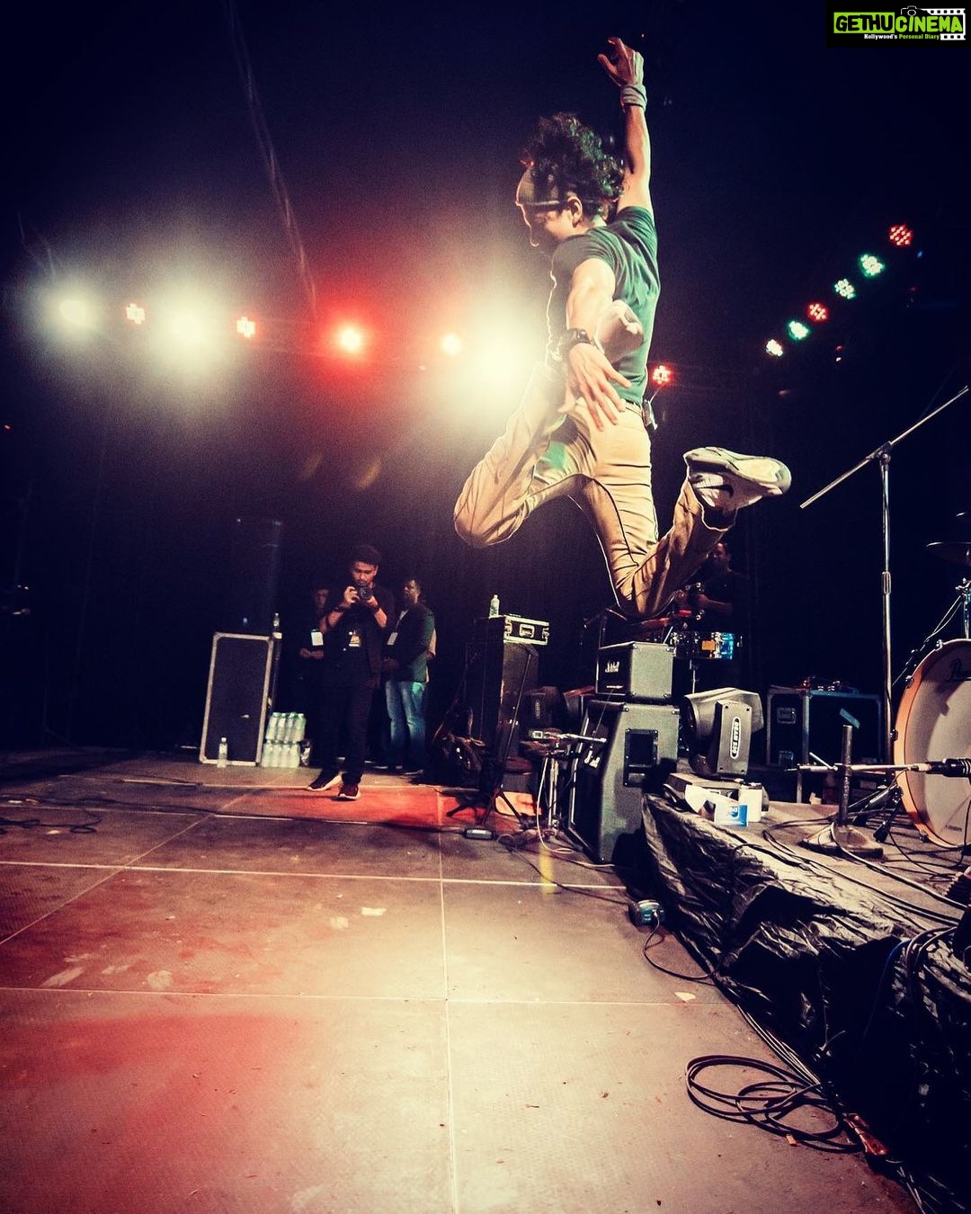 Farhan Akhtar Instagram - Airtime #throwbackthursday @farhanliveofficial #gigsareback ❤️
