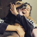 Farhan Akhtar Instagram - Tell us the joke too 🤨 @shibanidandekar #jimstagram ❤️