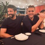 Farhan Akhtar Instagram - दाएँ मुड़ applied to only one it seems. #alwaysontheright 😇 @ritesh_sid Image @shibanidandekar ❤️