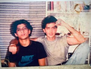 Farhan Akhtar Instagram - Bhala tumhare biceps (bachpan se) mere biceps se bade kaise???? 😬 .. Happy birthday @hrithikroshan .. stay blessed .. stay you. Big big hug man.