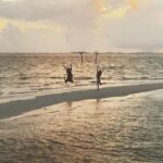 Farhan Akhtar Instagram – Beach-o-beech 😜
@akiraakhtar @shibanidandekar 
#faroutdoors #maldives #mightaswelljump