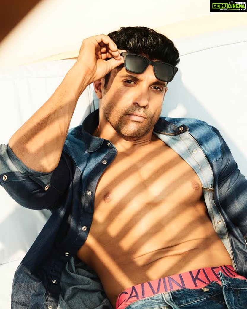 Farhan Akhtar Instagram - Here’s looking at you. 😎@mansworldindia #february Image @abheetgidwani Art direction @tanvi_joel Fashion Editor @neelangana Make up @swapnil_pathare Hair @humera_shaikh19 for @bbluntindia @calvinklein