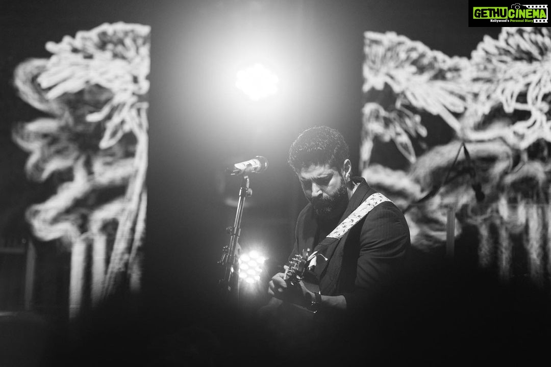 Farhan Akhtar Instagram - To all the beautiful people who were there last evening, You made our very first ‘Echoes’ concert more memorable than hoped for. Thank you from the bottom of my heart for your love and energy. Massive love right back at you. 🤘🏽❤️ See you soon. Images @akhileshganatraphotography #music #mumbai #live #concert #palladium #Echoes @phoenixpalladium
