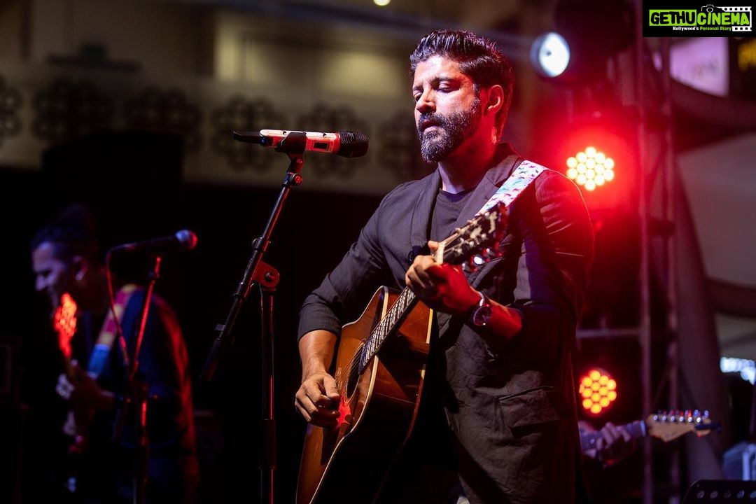 Farhan Akhtar Instagram - To all the beautiful people who were there last evening, You made our very first ‘Echoes’ concert more memorable than hoped for. Thank you from the bottom of my heart for your love and energy. Massive love right back at you. 🤘🏽❤️ See you soon. Images @akhileshganatraphotography #music #mumbai #live #concert #palladium #Echoes @phoenixpalladium
