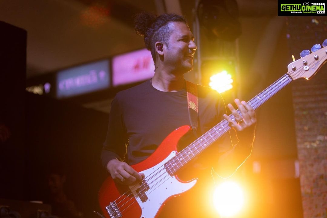 Farhan Akhtar Instagram - To all the beautiful people who were there last evening, You made our very first ‘Echoes’ concert more memorable than hoped for. Thank you from the bottom of my heart for your love and energy. Massive love right back at you. 🤘🏽❤️ See you soon. Images @akhileshganatraphotography #music #mumbai #live #concert #palladium #Echoes @phoenixpalladium