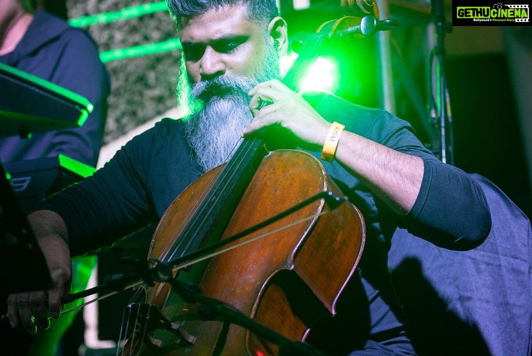 Farhan Akhtar Instagram - To all the beautiful people who were there last evening, You made our very first ‘Echoes’ concert more memorable than hoped for. Thank you from the bottom of my heart for your love and energy. Massive love right back at you. 🤘🏽❤️ See you soon. Images @akhileshganatraphotography #music #mumbai #live #concert #palladium #Echoes @phoenixpalladium