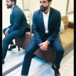 Farhan Akhtar Instagram - Ready to go ✌🏽 #aboutlastnight #farhanlive #mumbai #gig #music #concert Suit @weareperona Shoes @trumpetshoes_in Stylist @divyakdsouza Asst Stylist @khushi46 Hair @saurabhbhatkar Makeup @swapnil_pathare