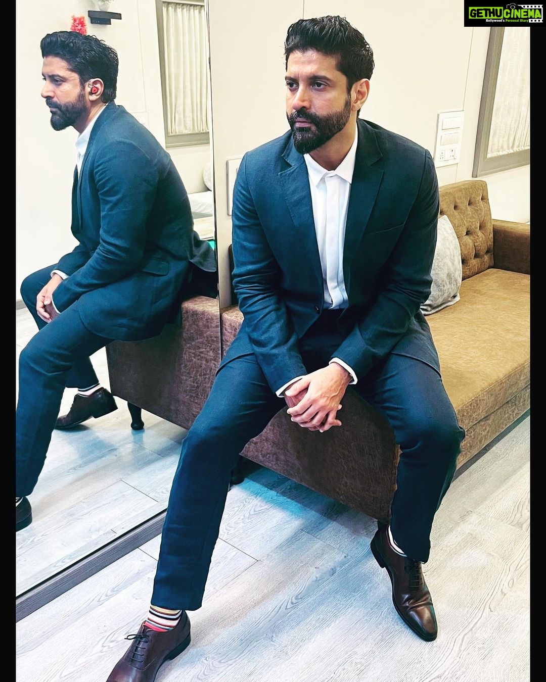 Farhan Akhtar Instagram - Ready to go ✌🏽 #aboutlastnight #farhanlive #mumbai #gig #music #concert Suit @weareperona Shoes @trumpetshoes_in Stylist @divyakdsouza Asst Stylist @khushi46 Hair @saurabhbhatkar Makeup @swapnil_pathare