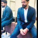 Farhan Akhtar Instagram - Ready to go ✌🏽 #aboutlastnight #farhanlive #mumbai #gig #music #concert Suit @weareperona Shoes @trumpetshoes_in Stylist @divyakdsouza Asst Stylist @khushi46 Hair @saurabhbhatkar Makeup @swapnil_pathare