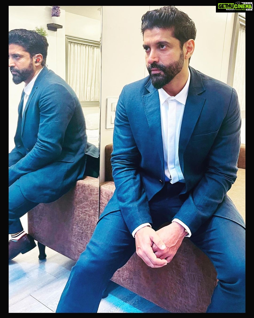 Farhan Akhtar Instagram - Ready to go ✌🏽 #aboutlastnight #farhanlive #mumbai #gig #music #concert Suit @weareperona Shoes @trumpetshoes_in Stylist @divyakdsouza Asst Stylist @khushi46 Hair @saurabhbhatkar Makeup @swapnil_pathare
