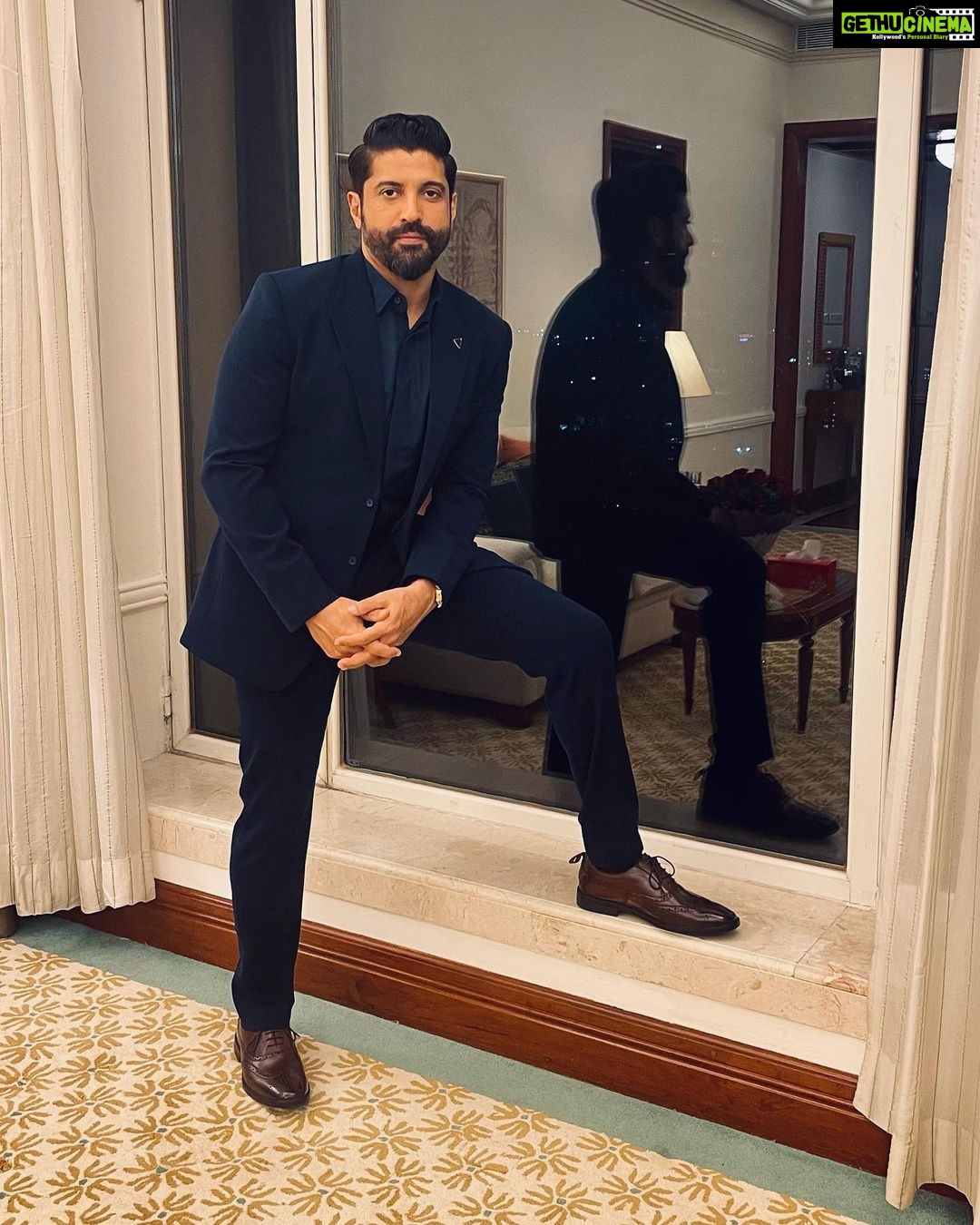 Farhan Akhtar Instagram - Sometimes itโs alright to feel blue. ๐ #aboutlastnight #farhanlive #mumbai Suit - @tisastudio Shoes - @brunexbareskin Stylist - @divyakdsouza Asst. Stylist - @khushi46 Hair - @saurabhbhatkar Make up - @swapnil_pathare