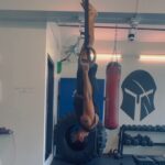 Farhan Akhtar Instagram - Day 1 of ring work @fitnessdungeon 💪🏽 the only way is up #calisthenics #keepevolving #mixitup #coreworkout #getstrong #gym