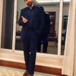Farhan Akhtar Instagram – Sometimes it’s alright to feel blue. 💙

#aboutlastnight #farhanlive #mumbai 

Suit – @tisastudio 
Shoes – @brunexbareskin 
Stylist – @divyakdsouza 
Asst. Stylist – @khushi46 
Hair – @saurabhbhatkar 
Make up – @swapnil_pathare