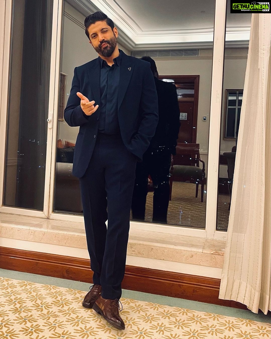 Farhan Akhtar Instagram - Sometimes itโs alright to feel blue. ๐ #aboutlastnight #farhanlive #mumbai Suit - @tisastudio Shoes - @brunexbareskin Stylist - @divyakdsouza Asst. Stylist - @khushi46 Hair - @saurabhbhatkar Make up - @swapnil_pathare