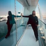 Farhan Akhtar Instagram - Black. Balcony. Bay. Bring it on. 😎 #CredaiNatcon2022 #abudhabi @BRustomjee @CREDAINational Suit @weareperona Stylist @divyakdsouza Asst Stylist @khushi46