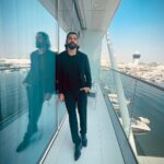 Farhan Akhtar Instagram - Black. Balcony. Bay. Bring it on. 😎 #CredaiNatcon2022 #abudhabi @BRustomjee @CREDAINational Suit @weareperona Stylist @divyakdsouza Asst Stylist @khushi46