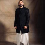 Farhan Akhtar Instagram – Superstylin’ 

Outfit – @antar_agni_ujjawaldubey 
Shoes – @dmodotofficial 
Stylist – @divyakdsouza 
Asst. Stylist – @khushi46