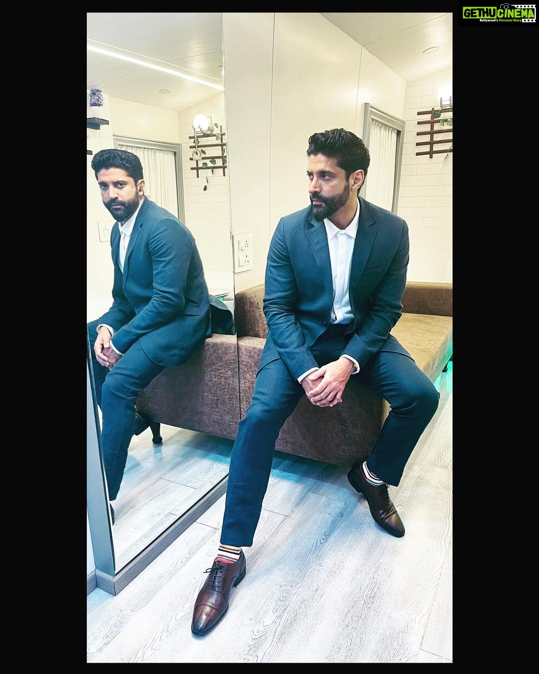 Farhan Akhtar Instagram - Ready to go ✌🏽 #aboutlastnight #farhanlive #mumbai #gig #music #concert Suit @weareperona Shoes @trumpetshoes_in Stylist @divyakdsouza Asst Stylist @khushi46 Hair @saurabhbhatkar Makeup @swapnil_pathare