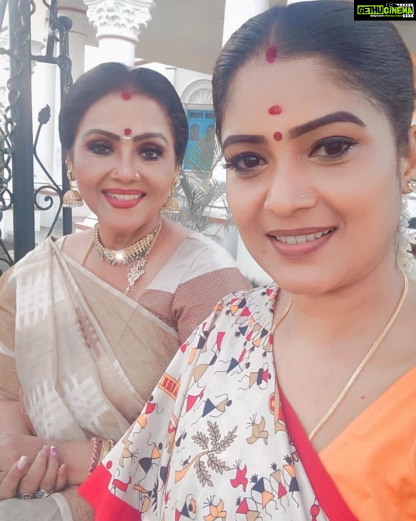 Fathima Babu Instagram - #sippikkulmuththu #vijaytvserial with actress Reehana