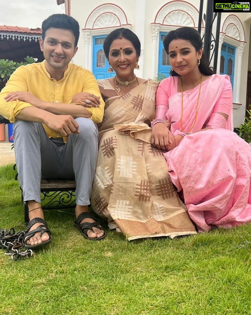 Fathima Babu Instagram - #sippikkulmuththu #vijaytvserial. With my darlings Jay and Lavanya