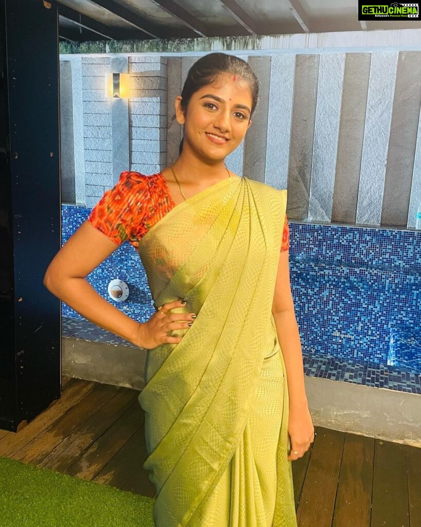 Gabriella Charlton Instagram - Who is excited for this week’s episodes? 🤩 Saree and blouse by @sdduniqueboutique_97 🫶 #eeramanarojave2