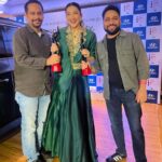 Gauahar Khan Instagram - The host , and the Winners !!!!! ❤️🙌🫶🏻 yayyyy we won for best short film , fiction at the #filmfareottawards2022 ! #sorrybhaisaab ko Thank you ! Congratulations to our amazing directors @sumit.ghildiyal @sumadhikary and my guptaji @mrfilmistaani 💛 @arreindia @amazonminitv 🫶🏻 thank you @filmfare and the jury 🙏🏻 #grateful #happy #winners Taj Lands End, Mumbai