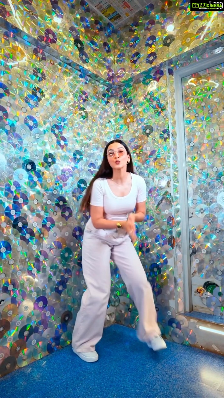 Gauahar Khan Instagram - With a catchy hook step comes an absolutely stunning insurance product. Presenting, the Reliance Health Gain Policy that gives its customers the #FreedomToCustomise their health insurance policy as per their choice! To enter their fun contest and win vouchers, all you've got to do is: ➡️ Record a video of you doing the #FreedomToCustomise hookstep with the Jingle audio. ➡️ Upload the video on your Instagram handle. ➡️ Make sure you tag @RelianceGenIn and @gauaharkhan in your post. ➡️ Also, ensure you follow @RelianceGenIn and @gauaharkhan. #HealthGain #FreedomToCustomise #RelianceGeneralInsurance #LiveSmart #FreedomToCustomiseHookStepChallenge #Tech+❤️ #ad Mumbai, Maharashtra