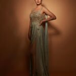 Gauahar Khan Instagram - Me 🤎 Host of the first ever @ottplayapp awards ! Wore : @niveditasaboocouture Earring : @seternals.krishasheth Stylist : @devs213 Assisted by @krutikaa_sharma Hair : @savitanalwade 📸 : @shivamguptaphotography Mumbai, Maharashtra
