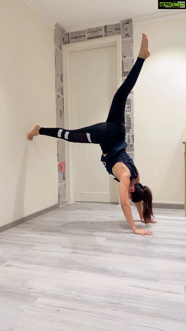 Gauahar Khan Instagram - Do YOUR max . Push YOUR limits . LOVE YOURSELF . ๐๐๐ปโโ๏ธ Thank you @askknatural Yash for all the training ! Loving it . ๐ช๐ป๐ฌ #flexibilitychallenge #trending #reel Mumbai - เคฎเฅเคเคฌเค