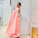 Gauahar Khan Instagram – Eid ๐ธ
Wore a saree coz I wanted to twin with my sister in America ! @nigaarzkhan I miss you ๐๐
Outfit : thank u @zaribanaras for this beautiful saree loved it ! ๐๐ปโโ๏ธ
#eidmubarak #desigirl #love Mumbai – เคฎเฅเคเคฌเค