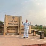 Gauahar Khan Instagram - Don’t let the child in you ever die ! 😬 this is me getting excited on spotting the Tropic of Cancer cutting through Madhya Pradesh! I was in my pjs , stopped the car ran across with my team running after me and got it clicked ! 🙋🏻‍♀️ Alhamdulillah! #happychildrensday #musafir #bhopal #tropicofcancer