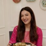 Gauahar Khan Instagram – With Eid just a few days away, we are caught up with last-minute preparations. But among all the chaos, I couldn’t help but reminisce about the time my mummy taught me the true meaning of Eid. ✨

While it’s easy to get wrapped up in outfit shopping and celebrating with our friends and family, it’s important to know that Eid is all about giving back. The food we eat might satiate our body, but sharing the same satiates our soul. ❤️ That’s why this year I’ve ordered a royal spread of delicious biryani and mouth-watering kebabs from @behrouzbiryani. Not just for me, but for us all! 😊

🌙 You too can make your Eid celebrations special with Behrouz.
Kyunki, kuch pal sirf Behrouz se khaas bante hain.

#behrouzbiryani #biryani #kebabs #eid #eidaladha #eidmubarak #eid2022 #gauaharkhan #ad Mumbai – मुंबई