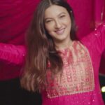 Gauahar Khan Instagram – Gulaabi 💕 

Thank you @reshushaikh66 @moonzarin_darbar_shaikh @shezaan_shaikh for this lovely outfit ! 🌸🌸 love it ! 

🎥 : @dieppj 🤗 

#rangsaari #trendingsongs #desi #reelitfeelit Mumbai – मुंबई