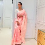 Gauahar Khan Instagram – Eid 🌸 

Wore a saree coz I wanted to twin with my sister in America ! @nigaarzkhan I miss you 😘😘 

Outfit : thank u @zaribanaras for this beautiful saree loved it ! 🙋🏻‍♀️ 

#eidmubarak #desigirl #love Mumbai – मुंबई