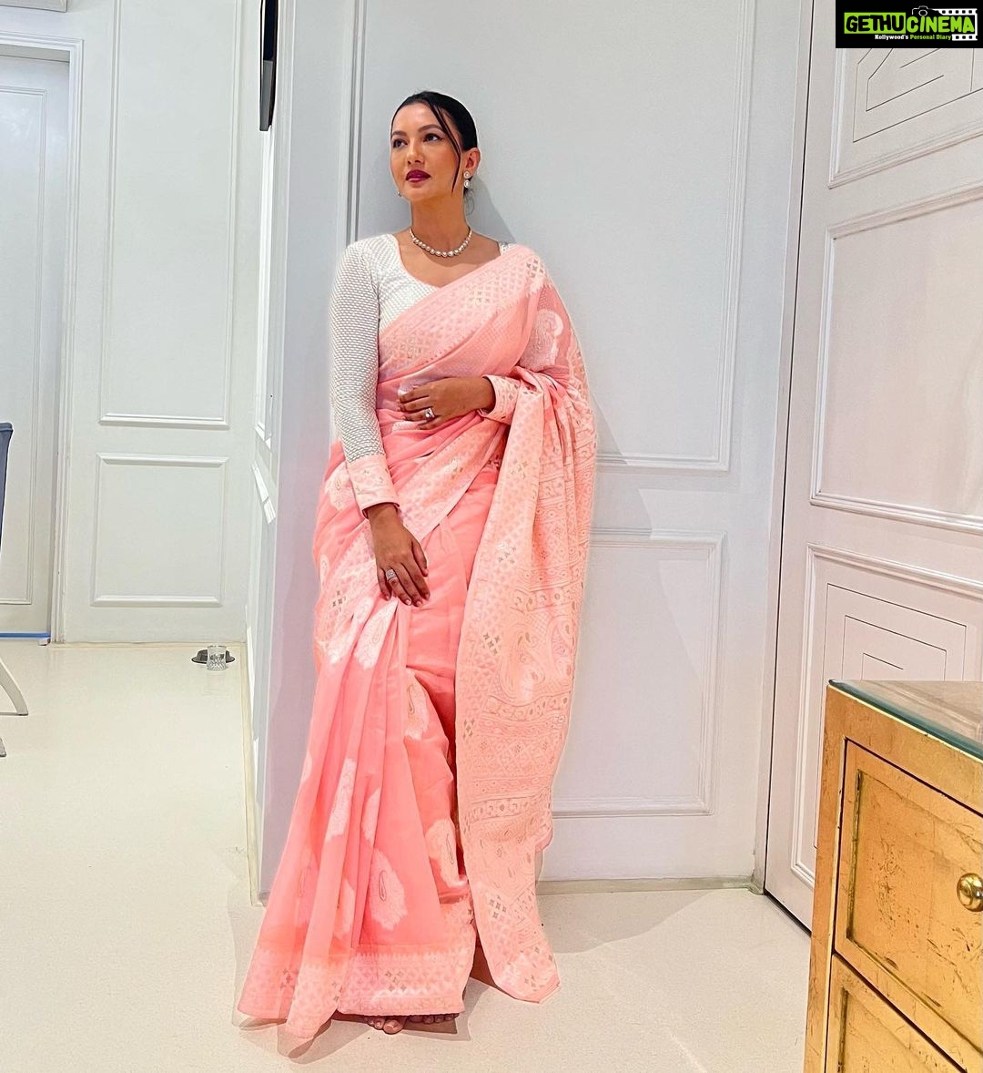 Gauahar Khan Instagram - Eid ๐ธ Wore a saree coz I wanted to twin with my sister in America ! @nigaarzkhan I miss you ๐๐ Outfit : thank u @zaribanaras for this beautiful saree loved it ! ๐๐ปโโ๏ธ #eidmubarak #desigirl #love Mumbai - เคฎเฅเคเคฌเค