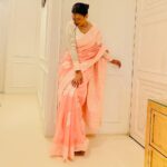 Gauahar Khan Instagram – Eid 🌸
Wore a saree coz I wanted to twin with my sister in America ! @nigaarzkhan I miss you 😘😘
Outfit : thank u @zaribanaras for this beautiful saree loved it ! 🙋🏻♀️
#eidmubarak #desigirl #love Mumbai – मुंबई