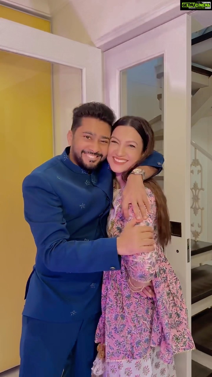 Gauahar Khan Instagram - Had to put up our punjabi moves to this trending song that everyone is grooving to , @zaid_darbar killing it 💙 @sagamusic 🎼 #punjabijachde #kulchechole #trendingsongs #punjabisongs #husbandandwife Zaids outfit : @pankysoni Mumbai, Maharashtra