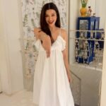 Gauahar Khan Instagram - Finishing a great day be like …:: 🙋🏻‍♀️🤍 What’s your fave white thingy ?? #comment #trendingnow #dance #reel #Gau
