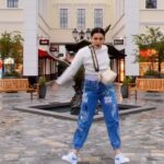 Gauahar Khan Instagram – Khaasi toh ek mahine se peecha hi nahi chidh rahi , socha uska dance kar doon . Hahaha #coughdance 😬🙋🏻‍♀️ 

Can u guess the mall in UK ?? Not in Coventry btw ! 

#reels #dancereels #trendingnow #uk #musafir